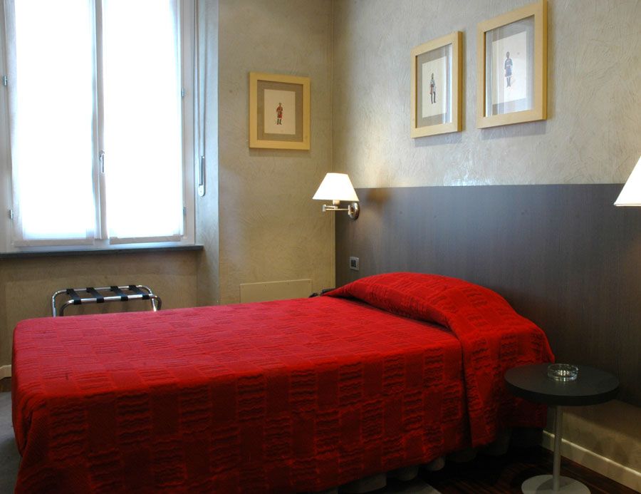 Letto della stanza singola di hotel century a parma